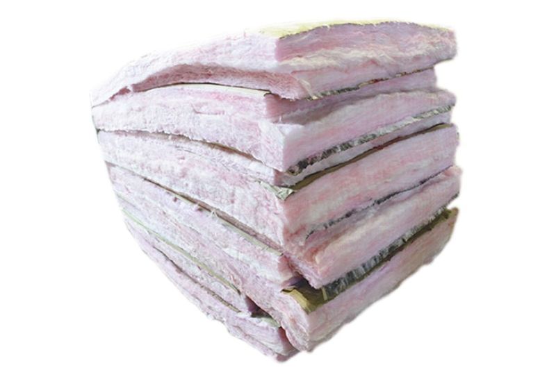 Aislante térmico de fibra de vidrio CertainTeed de 3.5 x 24 x 96 pulgadas R11, capas de material rosa apiladas