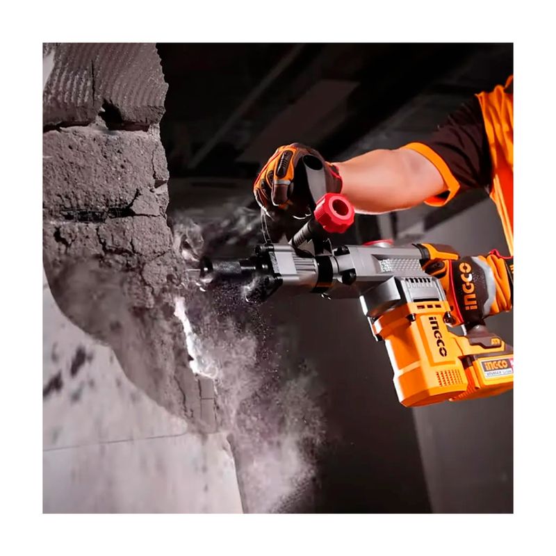 Martillo demoledor inalámbrico SDS Hex Brushless 20V 16J Ingco, en uso rompiendo una pared de concreto con escombros