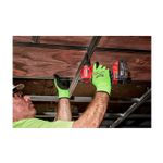 Guante de nitrilo alta visibilidad Milwaukee talla XL anticorte nivel 3, usados por un trabajador con taladro inalámbrico