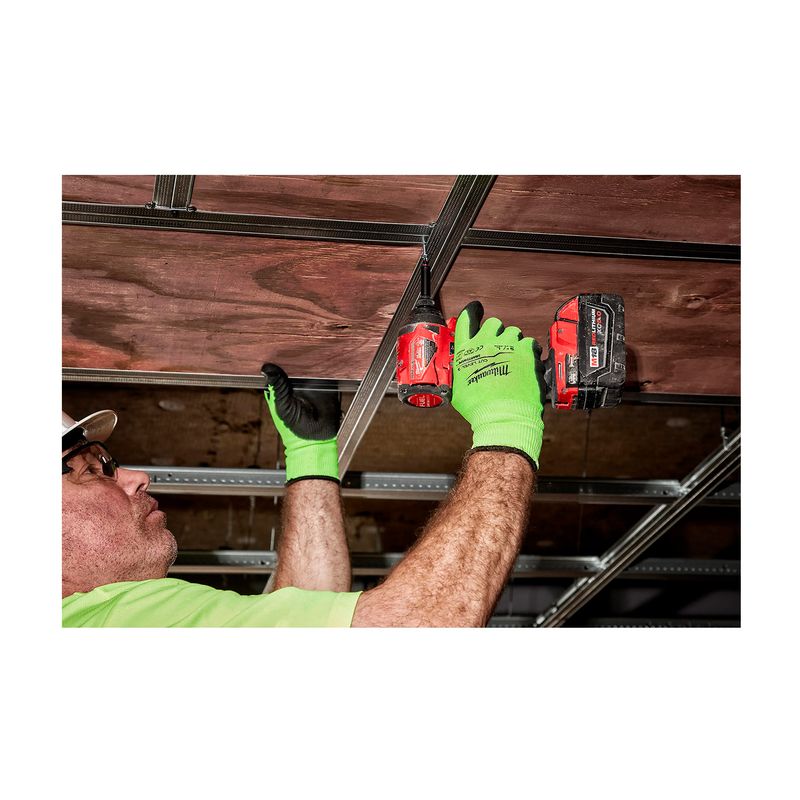 Guante de nitrilo alta visibilidad Milwaukee talla XL anticorte nivel 3, usados por un trabajador con taladro inalámbrico