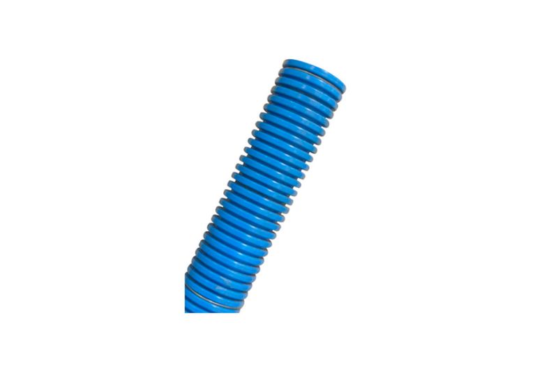 Tubo PVC Conduflex 3/4 rollo 30 m azul Amanco, tramo corto inclinado que muestra la textura corrugada