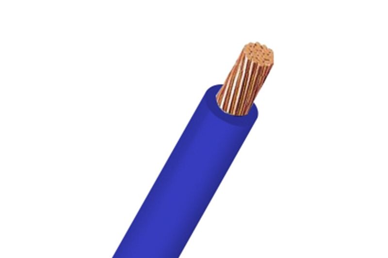 Cable THHN 14 azul Phelps Dodge, primer plano del conductor de cobre expuesto y el aislante azul