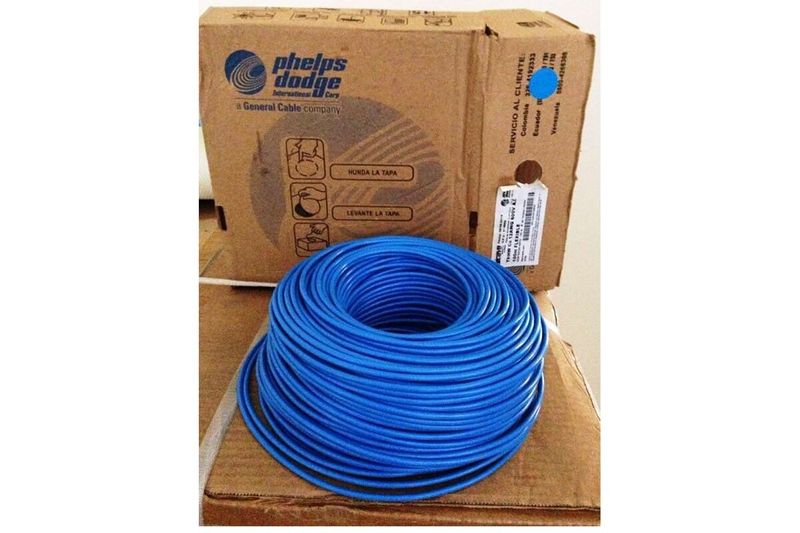 Cable THHN azul de 14 Phelps Dodge, rollo de cable fuera de su caja de cartón marrón