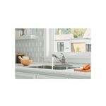 Llave para pantry 1 manija cuello bajo Pfister Series, instalada en fregadero con chorro de agua activo y zanahorias al lado