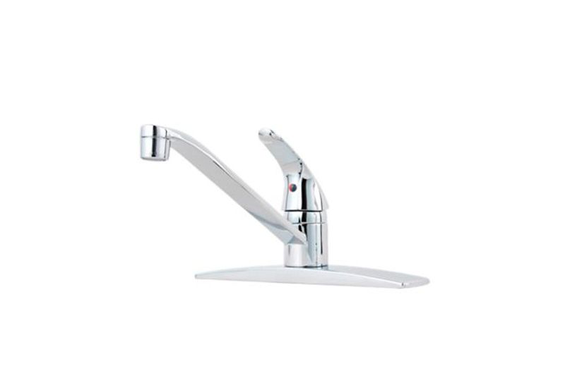 Llave para pantry 1 manija cuello bajo Pfister Series, vista lateral del grifo cromado sobre base plana