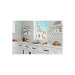 Llave para pantry 1 manija cuello bajo Pfister Series, instalada en fregadero de cocina blanca con accesorios decorativos