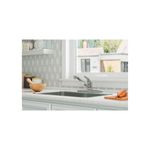 Llave para pantry 1 manija cuello bajo Pfister Series, instalada en fregadero de cocina frente a una ventana