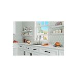 Llave para pantry doble manija cuello alto satin Pfister Series, instalada en fregadero de cocina blanca frente a ventana