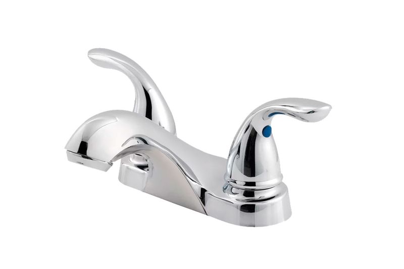 Llave para lavamano doble manija Pfister Series, vista lateral en acabado cromado con detalle azul en manija