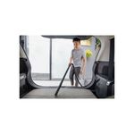 Aspiradora doméstica WD1 120 V Kärcher 3.17 gal 1200 W, persona utilizando la boquilla para limpiar la maleta de un vehículo