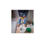 Taladro tipo espada 5/8 pulgadas 710 W 0-550 RPM 9 A 120 V DeWALT, siendo usado por una persona para mezclar pasta en un cubo