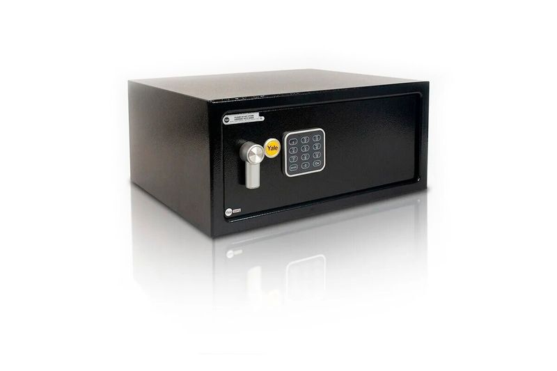 Caja de seguridad digital Yale de 35 x 25 cm, vista frontal en color negro con teclado numérico y cerradura