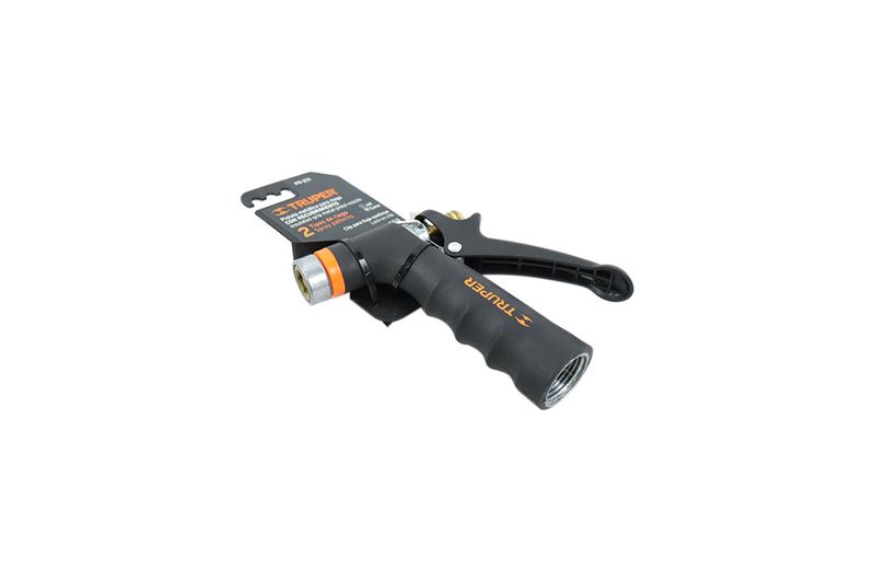 Pistola para manguera Truper de metal y 2 funciones, en su empaque colgante de cartón con detalles en naranja