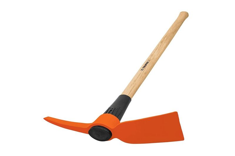 Piocha con mango de madera/polipropileno Truper de 5 lbs, vista lateral de la cabeza naranja y mango de madera