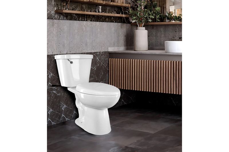 Sanitario 2 piezas palanca blanco elongado cierre normal 16.5-3 Home Plus, vista frontal en baño moderno con pared gris