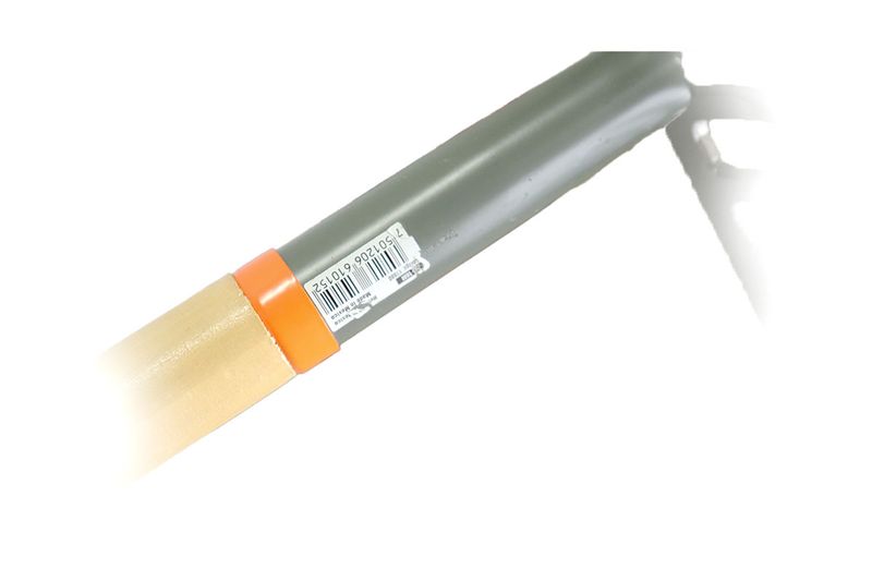 Rastrillo de metal con mango Truper 16 dientes rígido, primer plano del mango con etiqueta de código de barras