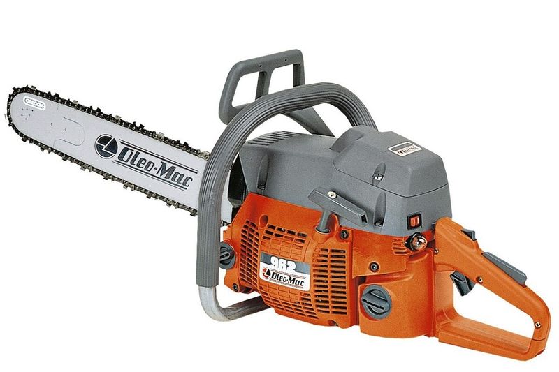 Motosierra a gas Oleo-Mac de 39 cc, 18 pulgadas y 2.5 HP, vista lateral con cuerpo naranja y espada metálica