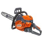 Motosierra gas Oleo-Mac de 39 cc, 18 pulgadas y 2.5 hp, vista lateral del cuerpo naranja y gris con espada Oregon