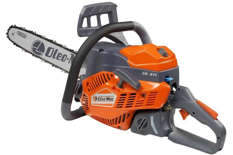 Motosierra gas Oleo-Mac de 39 cc, 18 pulgadas y 2.5 hp, vista lateral del cuerpo naranja y gris con espada Oregon
