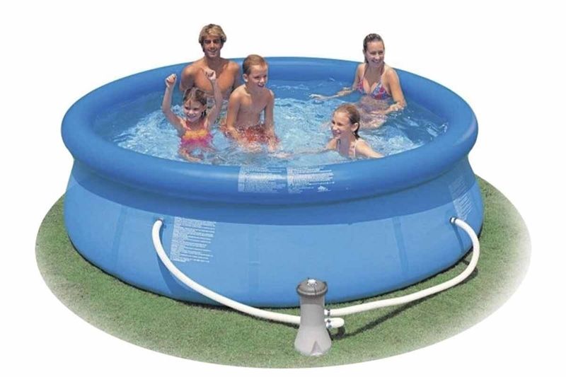 Piscina inflable redonda con bomba filtro Intex de 10 pies x 30 pulgadas azul, con familia nadando en su interior