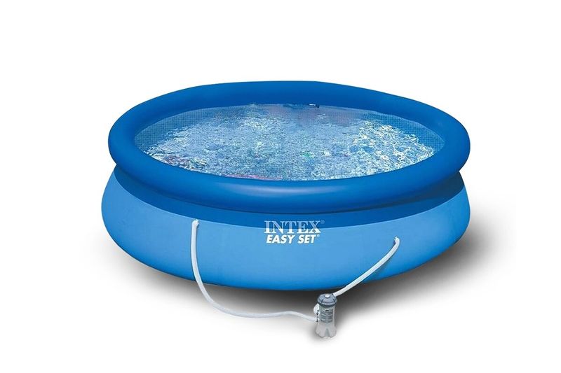 Piscina inflable redonda bomba filtro Intex de 10 pies x 30 pulgadas azul, vista frontal llena de agua con bomba incluida