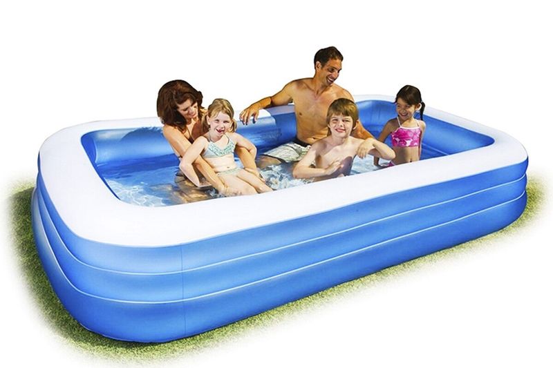 Piscina inflable family Intex de 120" x 22" blanco celeste rectángulo, con una familia bañándose en su interior