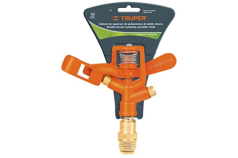 Cabeza para aspersor de metal Truper de 3/4 pulgadas, vista frontal del producto naranja en su empaque colgante