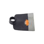 Azadón jardinero sin mango Imacasa de 1.5 lbs barnizado, vista frontal de la hoja con etiqueta circular naranja