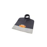 Azadón jardinero sin mango Imacasa de 1.5 lbs barnizado, vista frontal de la hoja metálica con etiqueta naranja