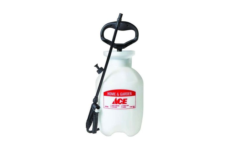 Bomba plástica para fumigar Ace de 1 galón manual, vista frontal del tanque blanco con boquilla y asa negra