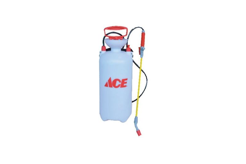 Bomba plástica para fumigar Ace de 1.8 galones manual, envase blanco con detalles rojos y lanza de aplicación