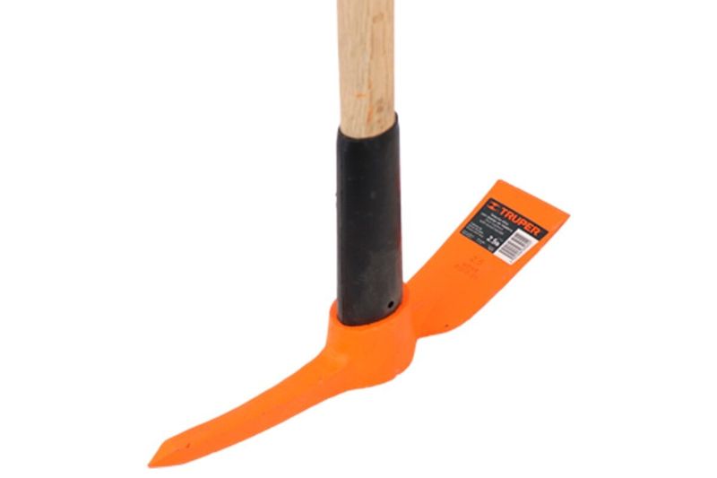Piocha con mango de madera Truper de 2.5 lbs, primer plano de la cabeza naranja y la unión con el mango