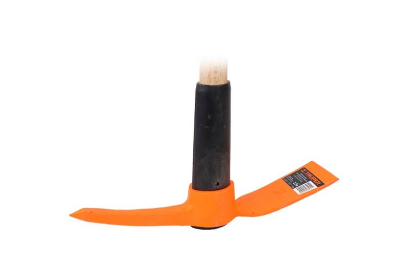 Piocha con mango de madera Truper de 2.5 lbs, primer plano de la cabeza naranja y la base del mango