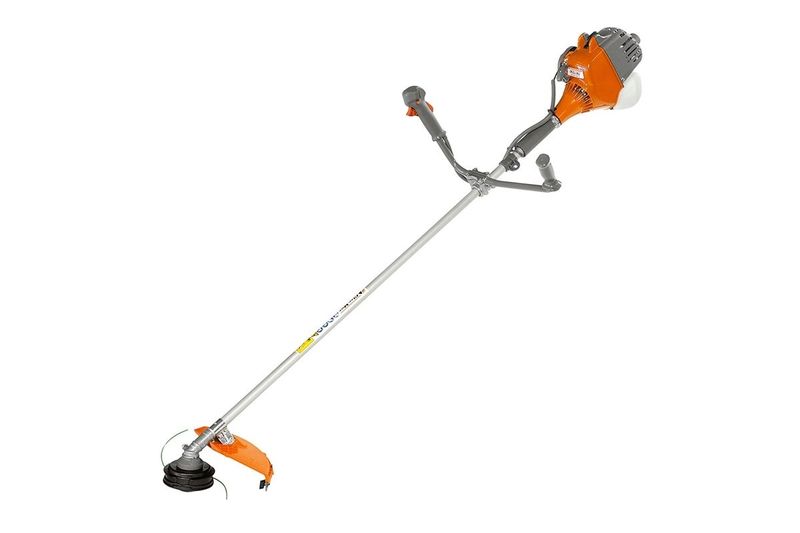 Desbrozadora a gas Oleo-Mac de 25.4 cc y 1 hp de hilo y cuchilla, vista lateral completa sobre fondo blanco