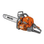 Motosierra a gas Oleo-Mac de 43 cc, 24 pulgadas y 4.7 hp, vista lateral completa en color naranja y gris