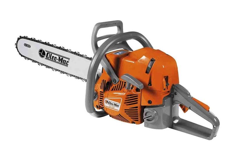 Motosierra a gas Oleo-Mac de 43 cc, 24 pulgadas y 4.7 hp, vista lateral completa en color naranja y gris