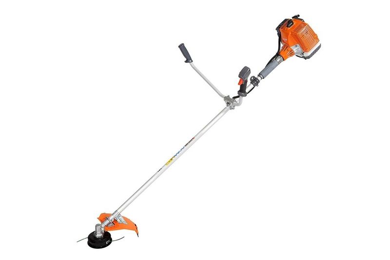 Desbrozadora gas Oleo-Mac de 40.2 cc y 2.1 hp hilo y cuchilla, vista lateral completa con motor naranja y tubo plateado