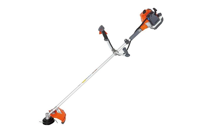 Desbrozadora a gas Oleo-Mac de 40.2 cc y 2.1 HP con hilo y cuchilla, vista lateral completa sobre fondo blanco