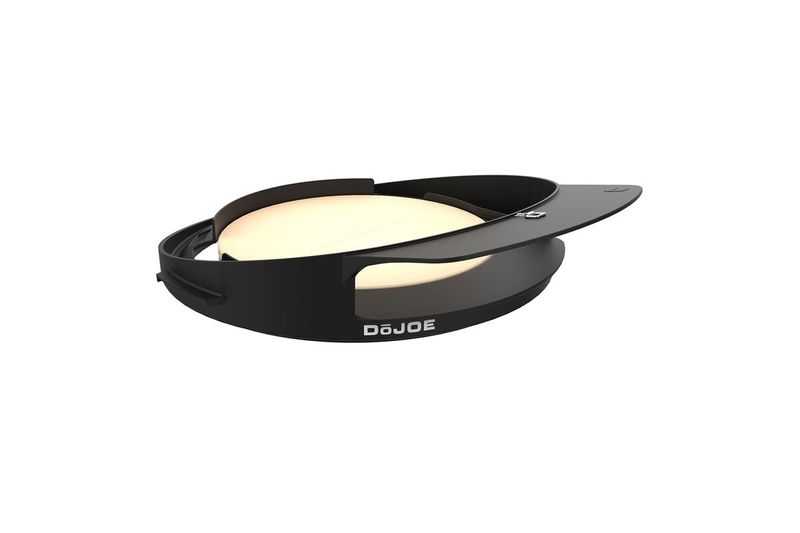 Kit de horno para pizza Kamado Jr Kamado Joe, vista lateral del accesorio negro con piedra cerámica blanca