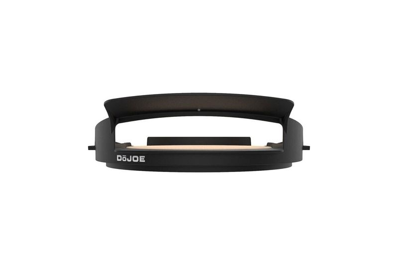 Kit de horno para pizza Kamado Jr Kamado Joe, vista frontal del accesorio negro con piedra cerámica blanca