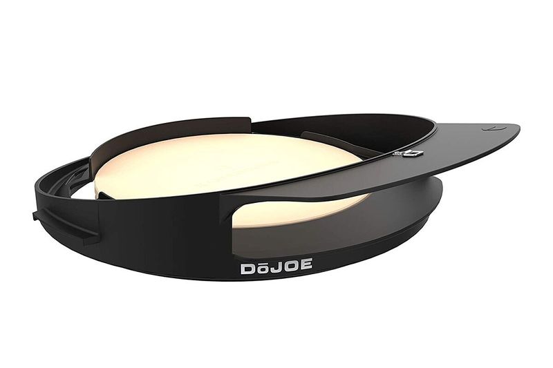 Kit de horno para pizza Kamado Jr Kamado Joe, vista lateral del accesorio negro con piedra cerámica blanca