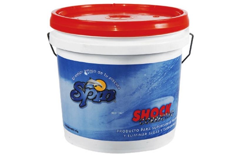 Químico para piscina shock correctivo Spin de 4 kg, envase plástico blanco con tapa roja y asa metálica