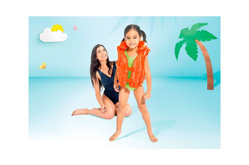 Chaleco salvavidas infantil 3-6 años Intex naranja, niña pequeña usándolo junto a una mujer adulta en fondo celeste