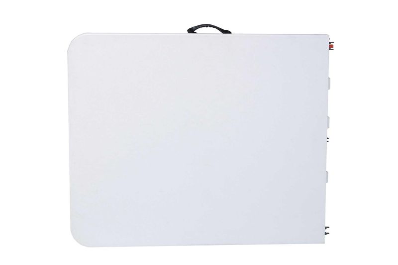 Mesa rectangular plegable plástico alta densidad Lifetime de 6 x 2.5 pies blanca con gris, cerrada y con asa de transporte