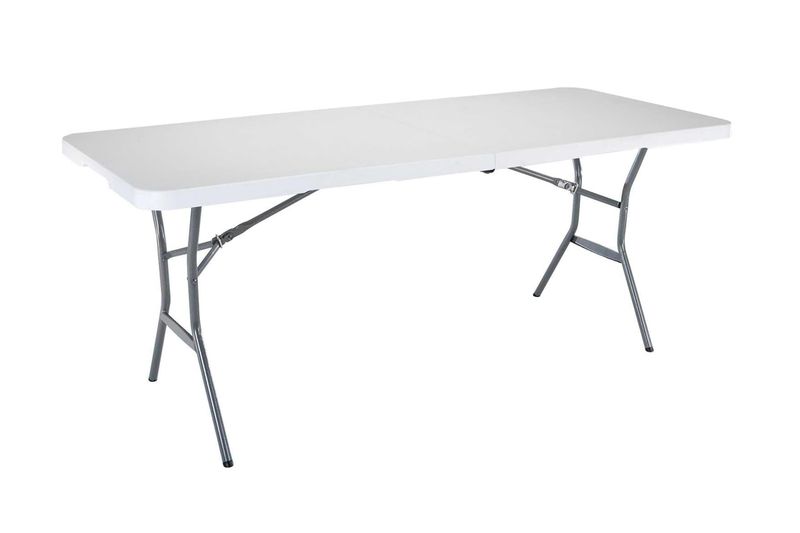 Mesa rectangular plegable plástico alta densidad Lifetime de 6 x 2.5 pies blanca con gris, vista frontal en ángulo