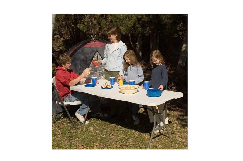 Mesa rectangular plegable plástico alta densidad Lifetime de 6 x 2.5 pies blanca con gris, usada en exteriores por niños