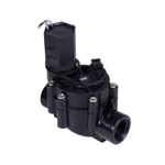 Válvula de control para aspersor Rain Bird de 3/4 pulgadas, vista lateral en ángulo con el solenoide y cables negros