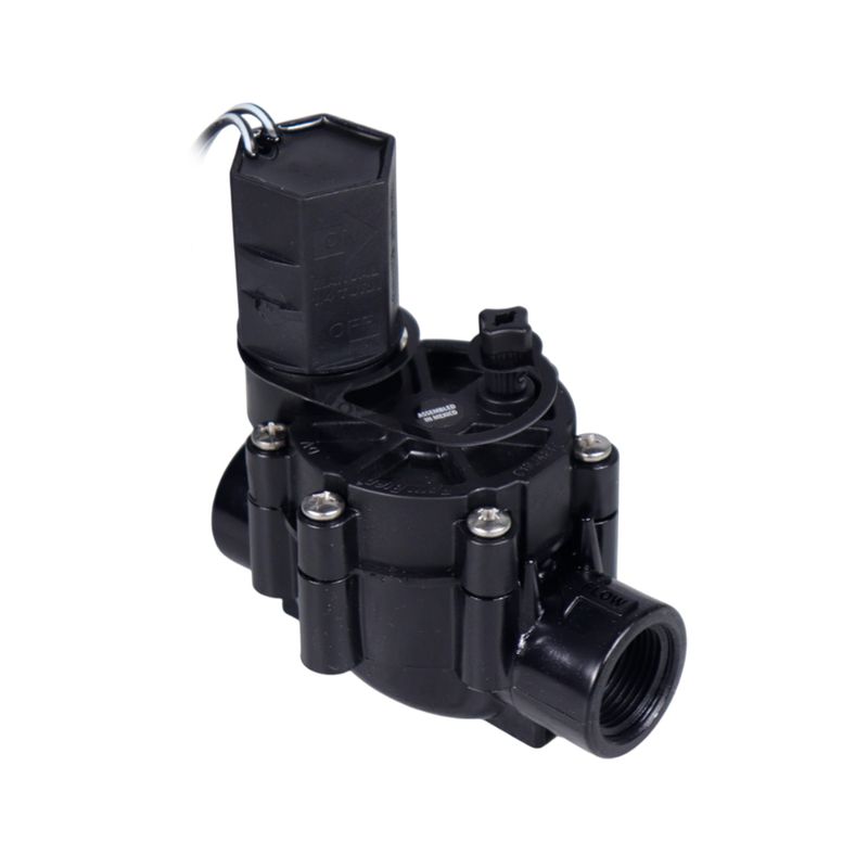 Válvula de control para aspersor Rain Bird de 3/4 pulgadas, vista lateral en ángulo con el solenoide y cables negros