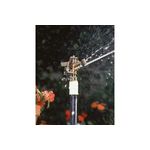 Aspersor para jardín de impacto Rain Bird bronce de 20-41 pies alcance, funcionando y lanzando agua en un jardín