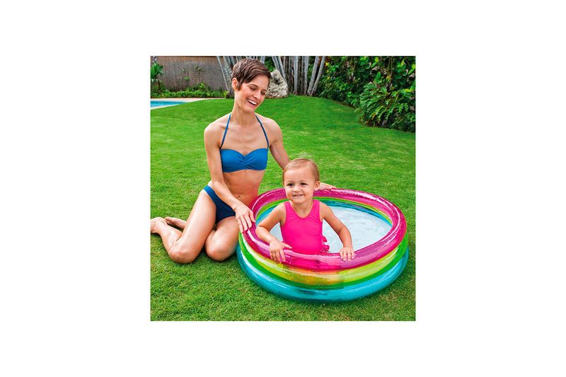 Piscina inflable para bebé 33.86 x 9.84 pulgadas Intex tricolor, niño usándola en el césped junto a una mujer